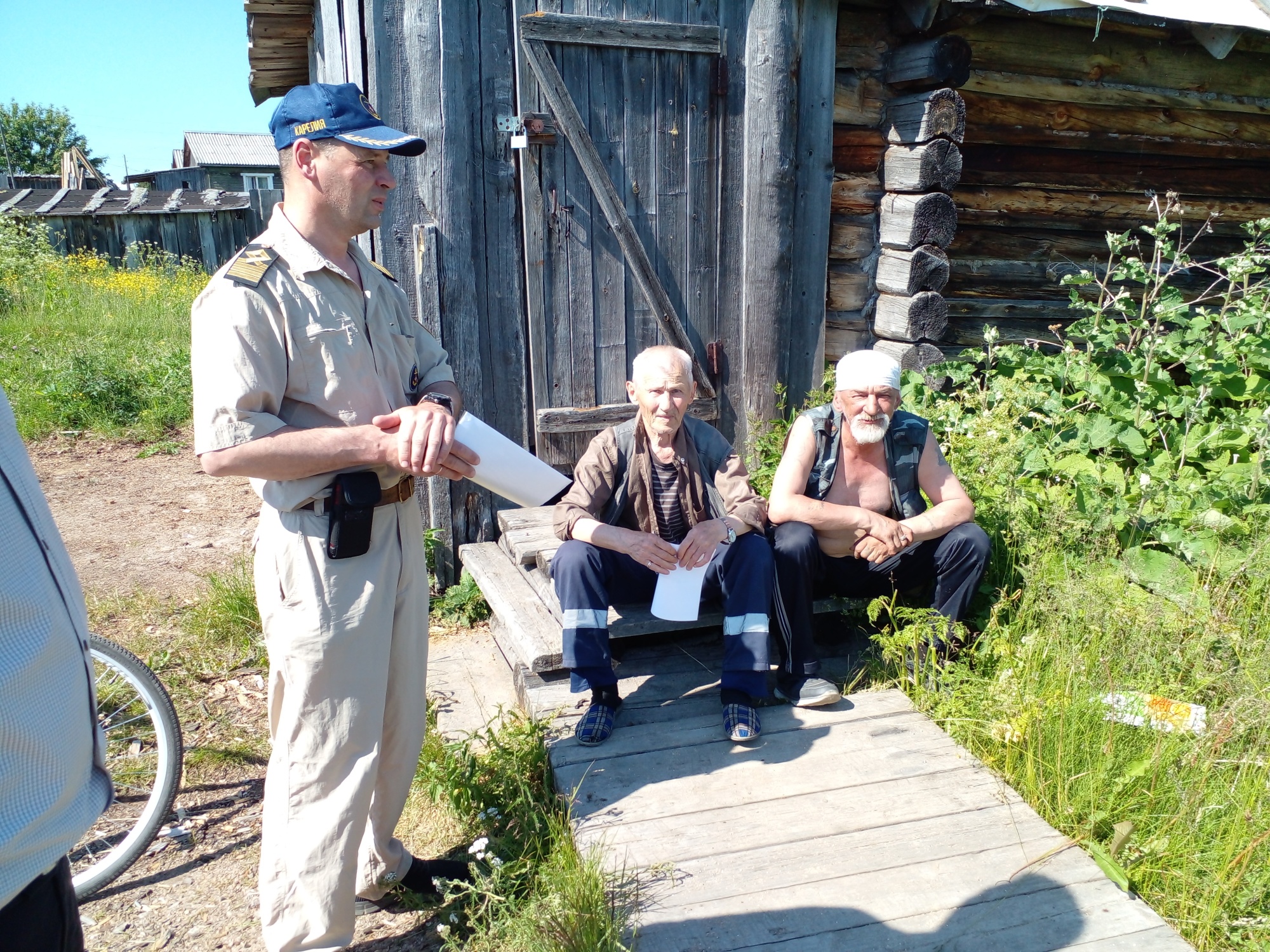 Подслушано в муезерском. Городская скамейка Муезерский район. П Муезерский Республика Карелия. Контакты п.Муезерский МЧС П.Муезерский сотрудники. Карелия 10 регион.