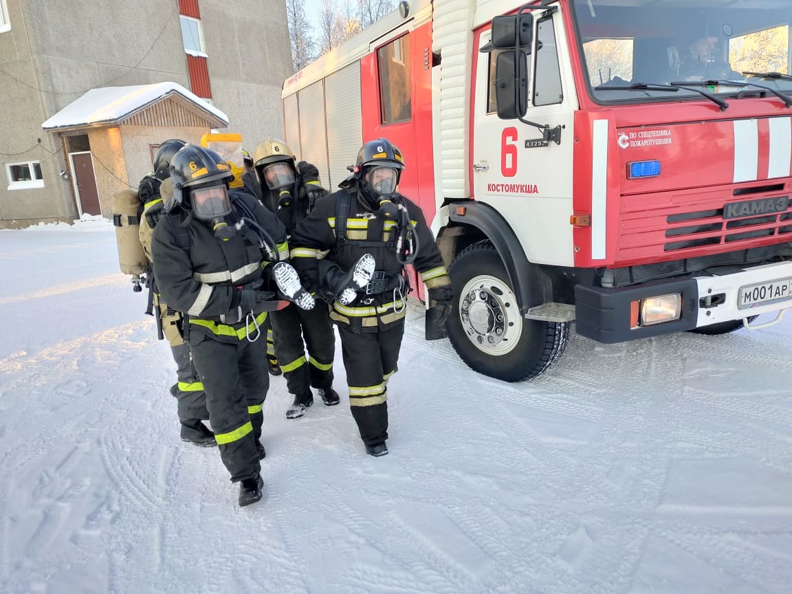 В территориальном пожарно-спасательном гарнизоне Республики Карелия  проведены занятия с газодымозащитниками пожарно-спасательных подразделений  - Новости - Главное управление МЧС России по Республике Карелия