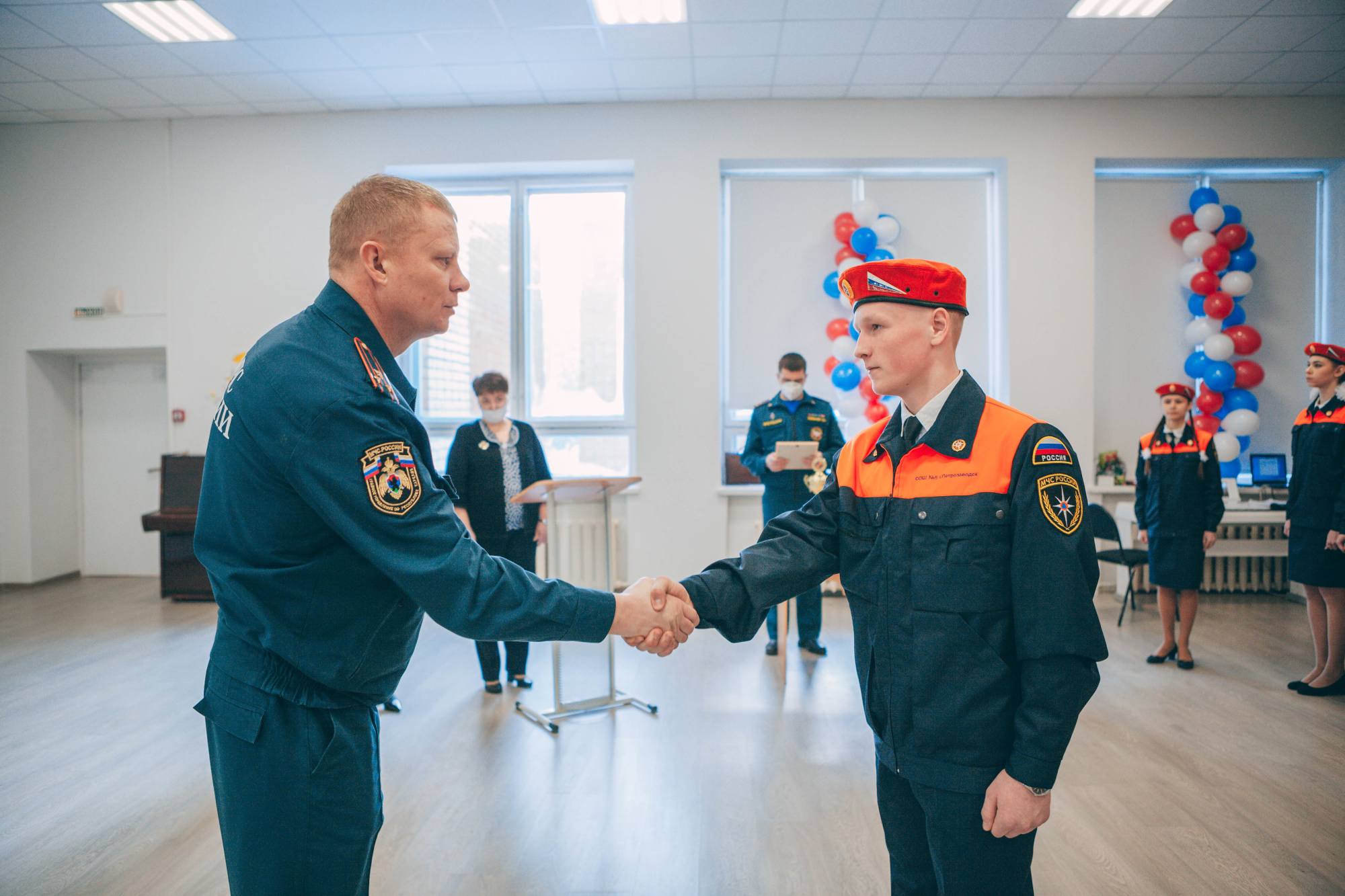 В Петрозаводске прошла присяга учащихся кадетских классов  общеобразовательной школы № 5 «Юный спасатель» - Новости - Главное  управление МЧС России по Республике Карелия