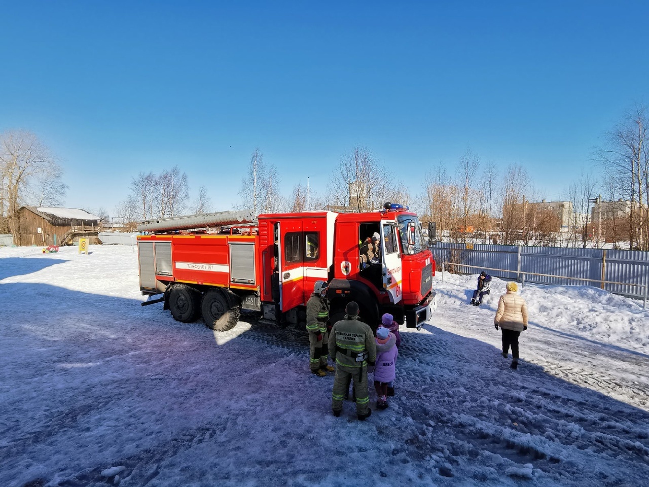 Профилактические встречи сотрудников МЧС с детьми способны не только  сформировать элементарные правила поведения при пожаре, но и расширить  представления детей о профессии и воспитать уважение к труду огнеборцев -  Новости - Главное