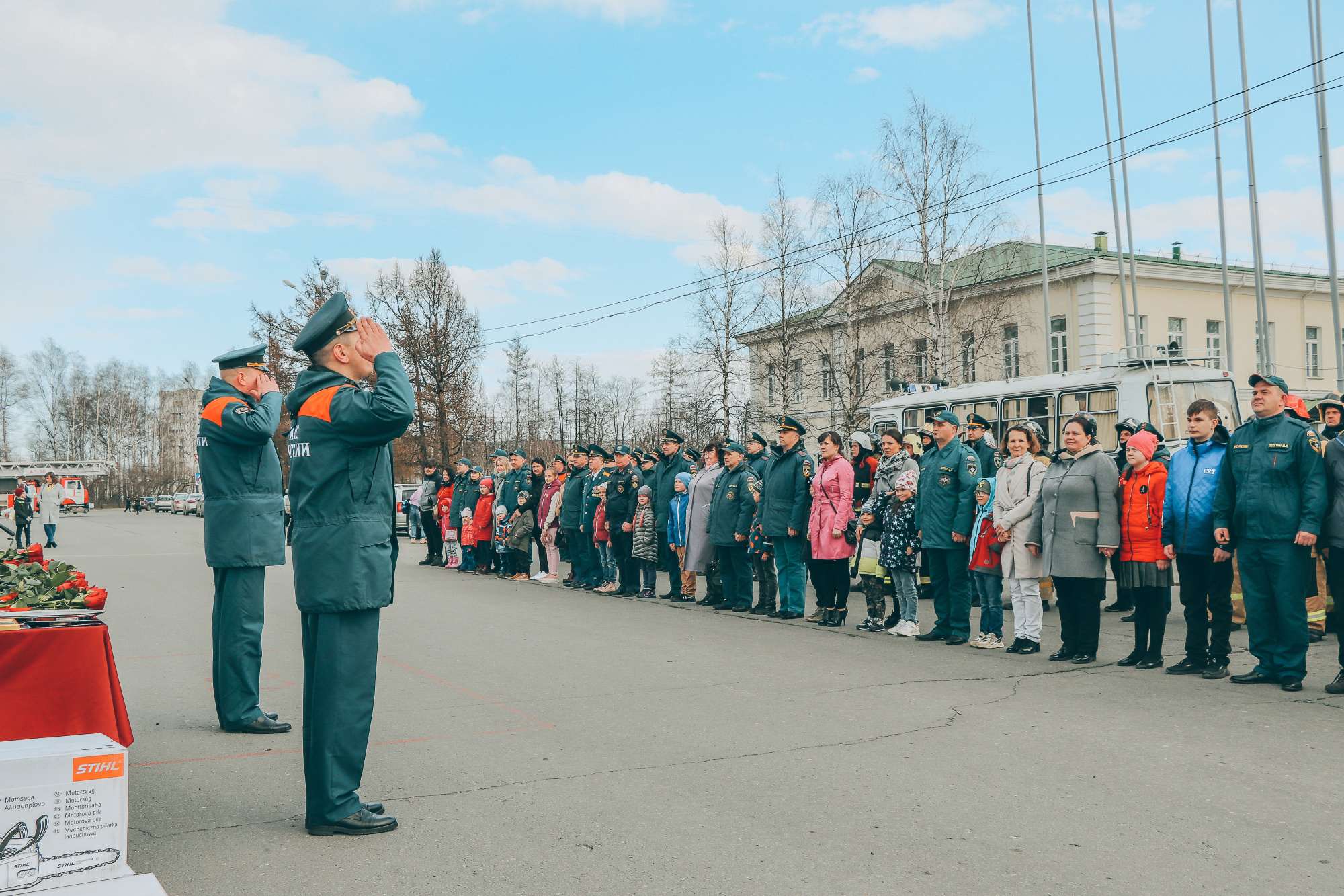 Вручение детям памятных медалей «Рожден в семье пожарного» - Новости -  Главное управление МЧС России по Республике Карелия