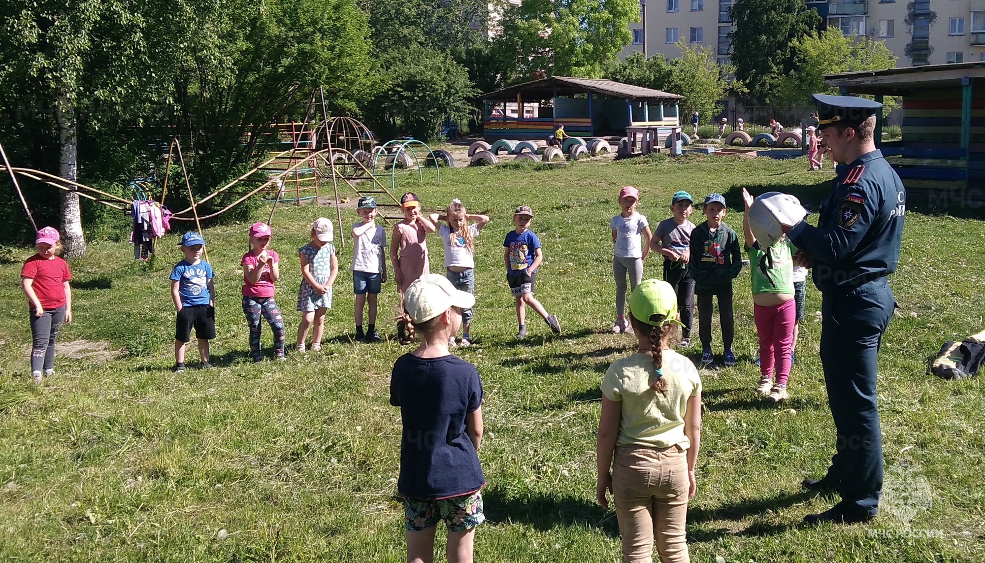 Мое безопасное лето»: Встреча сотрудников МЧС с воспитанниками детского  сада - Новости - Главное управление МЧС России по Республике Карелия