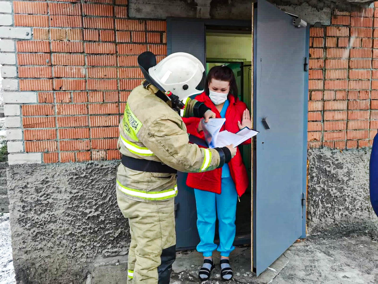 Пожарный случай. Эвакуация при пожаре. Эвакуация из здания при пожаре. Группа эвакуации. МЧС помогает людям.