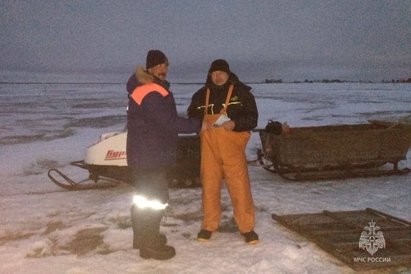 Сотрудники ГИМС общались с рыбаками в районе Сорокской губы Белого моря