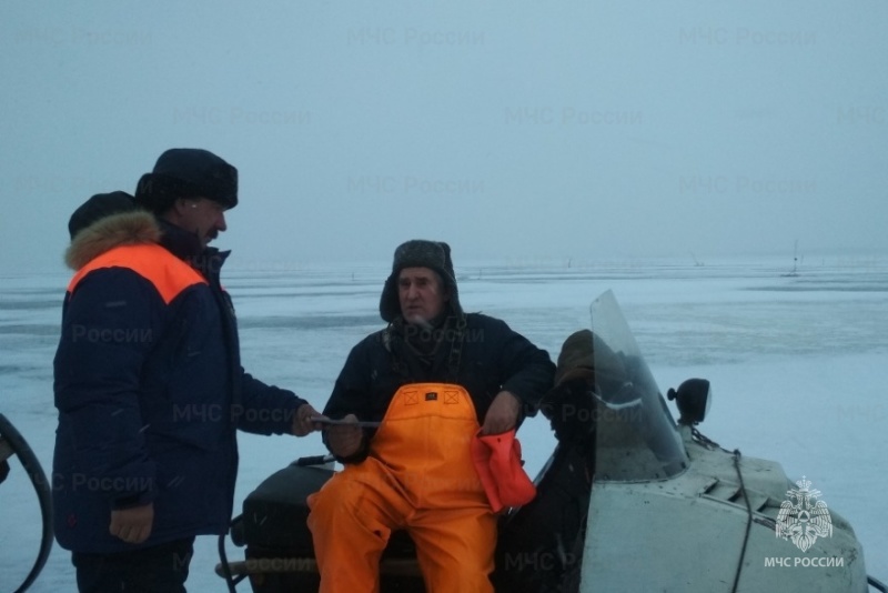 Сотрудники ГИМС общались с рыбаками в районе Сорокской губы Белого моря