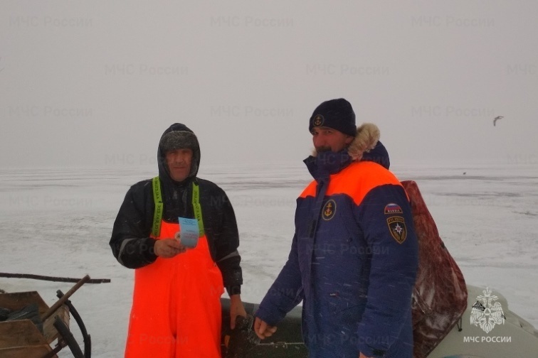 Сотрудники ГИМС общались с рыбаками в районе Сорокской губы Белого моря